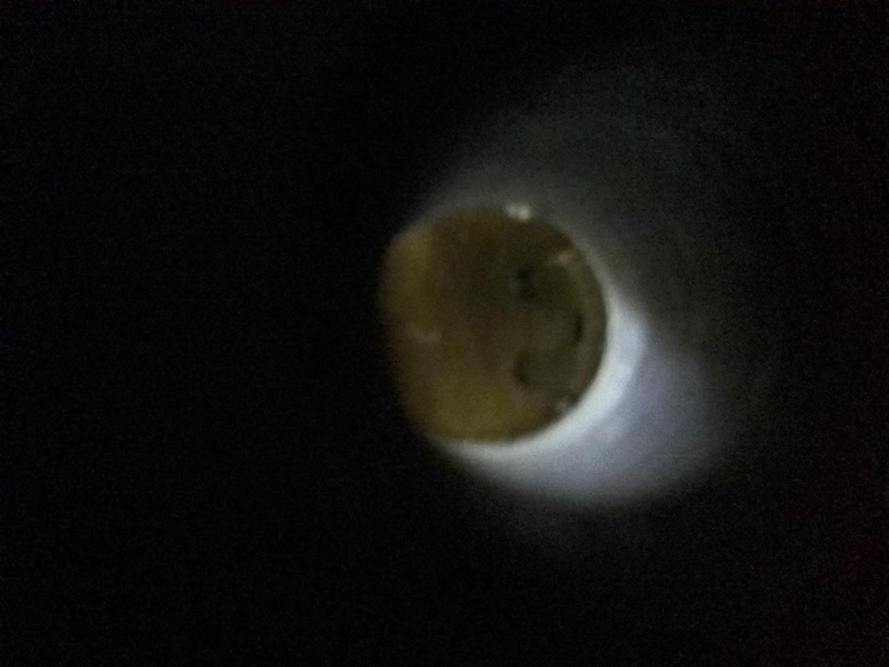 新しいモーター取り付け時にギアのかみ合わせをのぞき穴から確認している様子