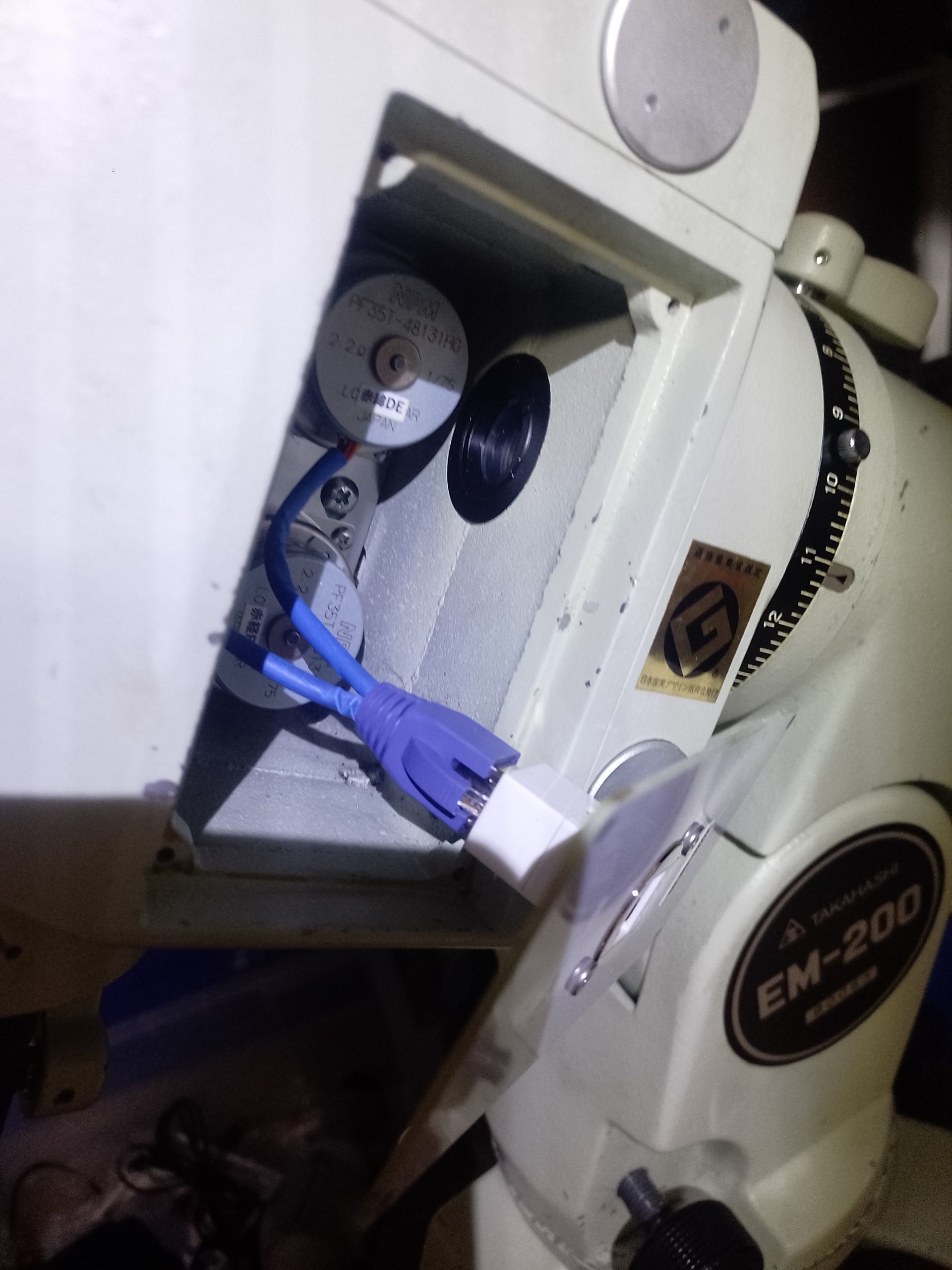 EM-200に新しいNPM製ステッピングモーターを組み込み配線している様子