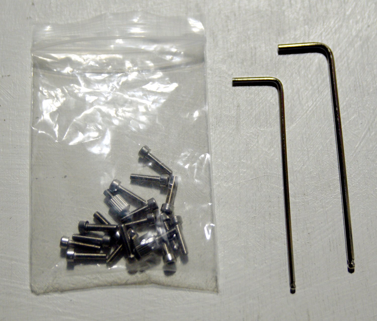 取り付け用の工具(六角レンチ・ネジ)は付属